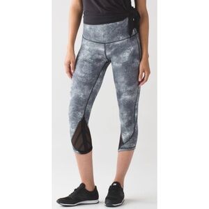 LULULEMON Diffusion White Black Essential Rhythm Crop Leggings